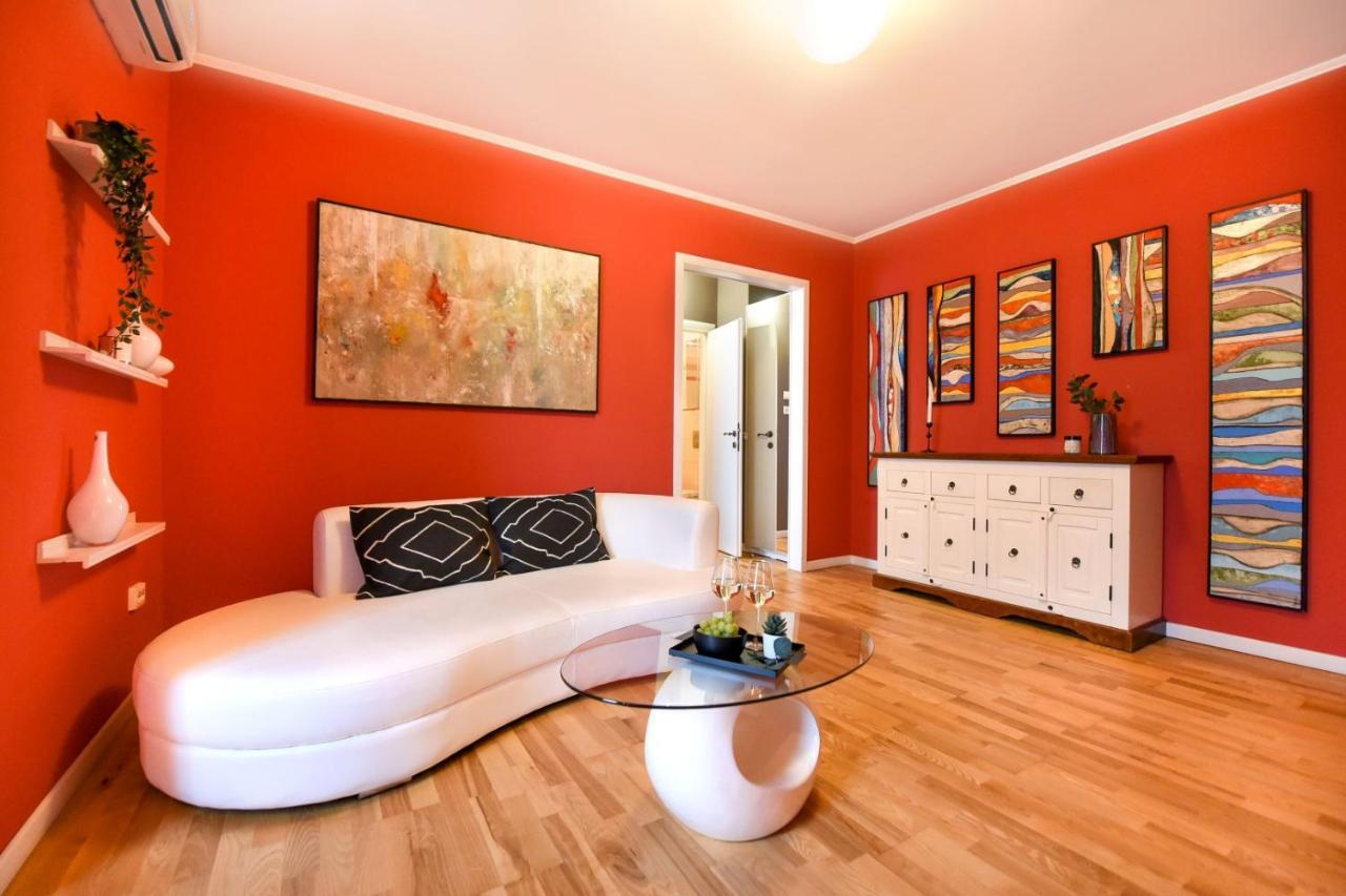 Downtown Oasis: Central Apartments With Cozy Charm Bukarest Kültér fotó
