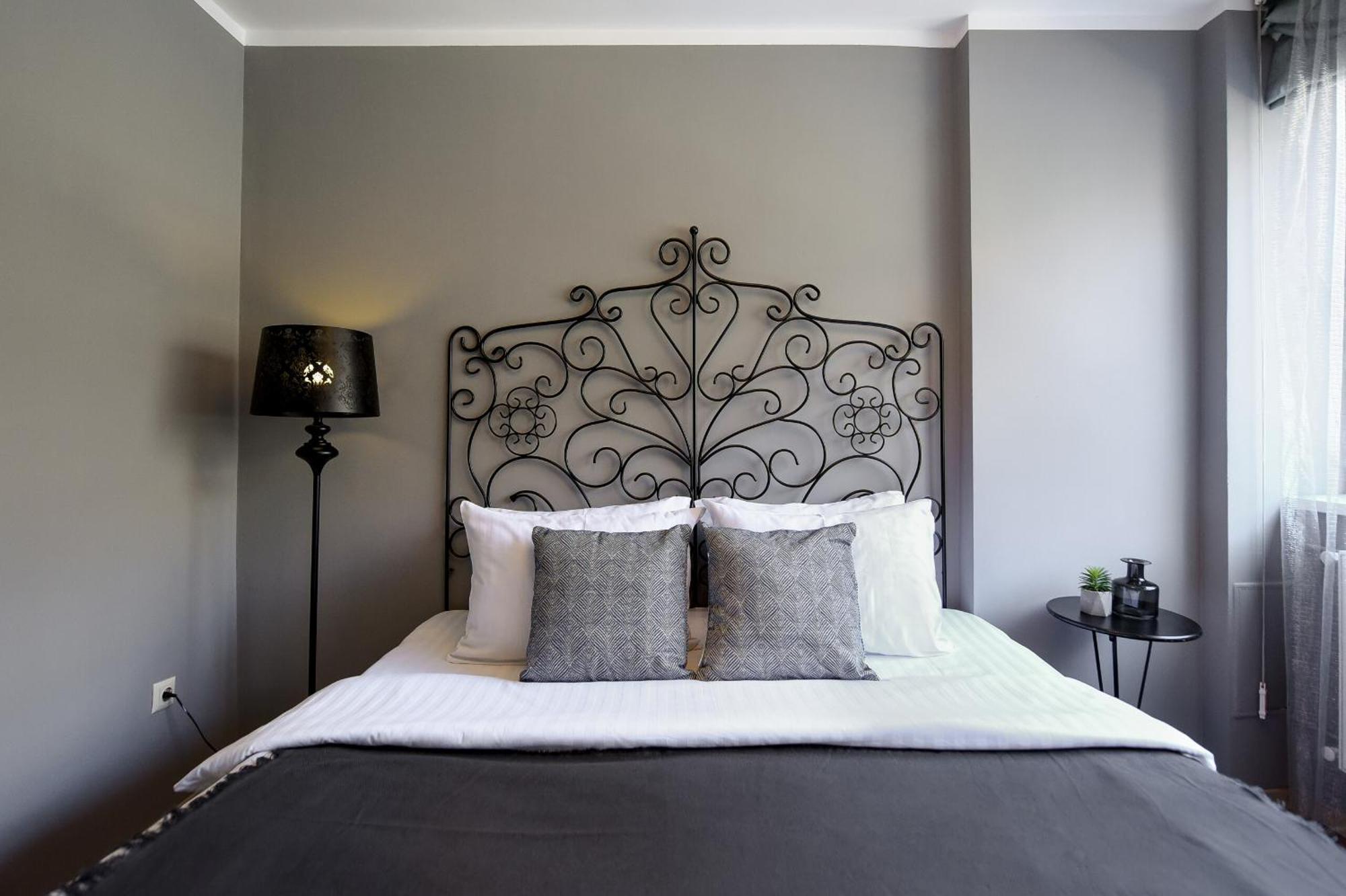 Downtown Oasis: Central Apartments With Cozy Charm Bukarest Kültér fotó