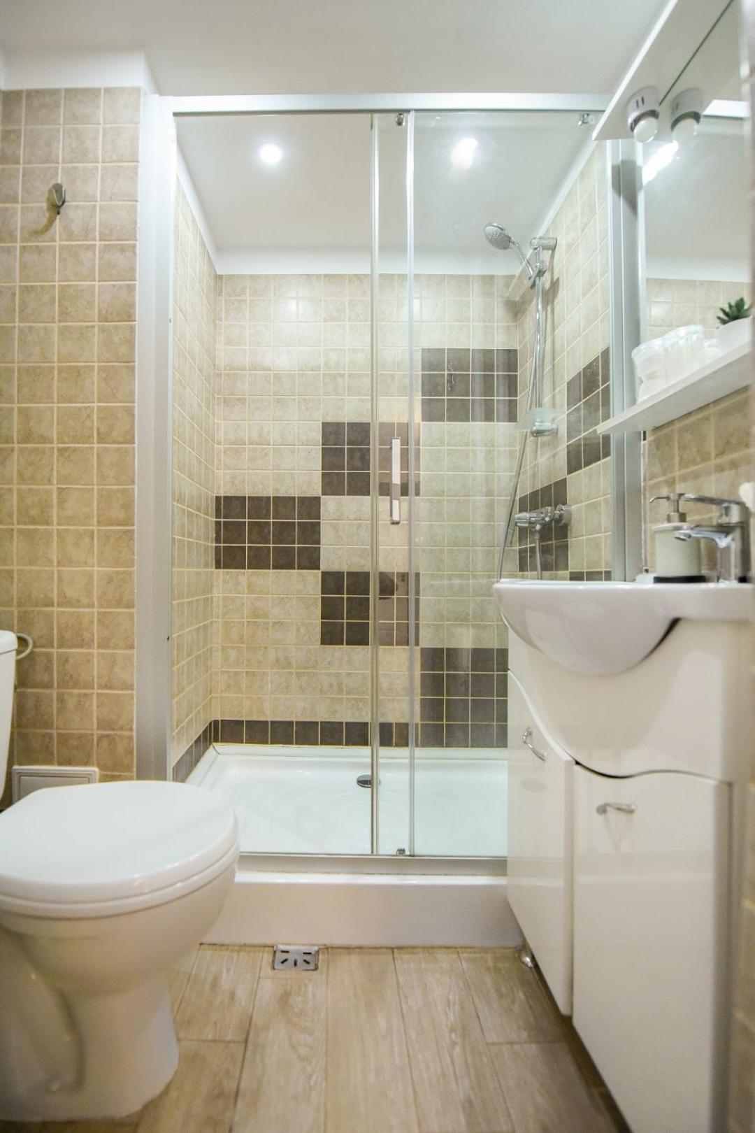 Downtown Oasis: Central Apartments With Cozy Charm Bukarest Szoba fotó
