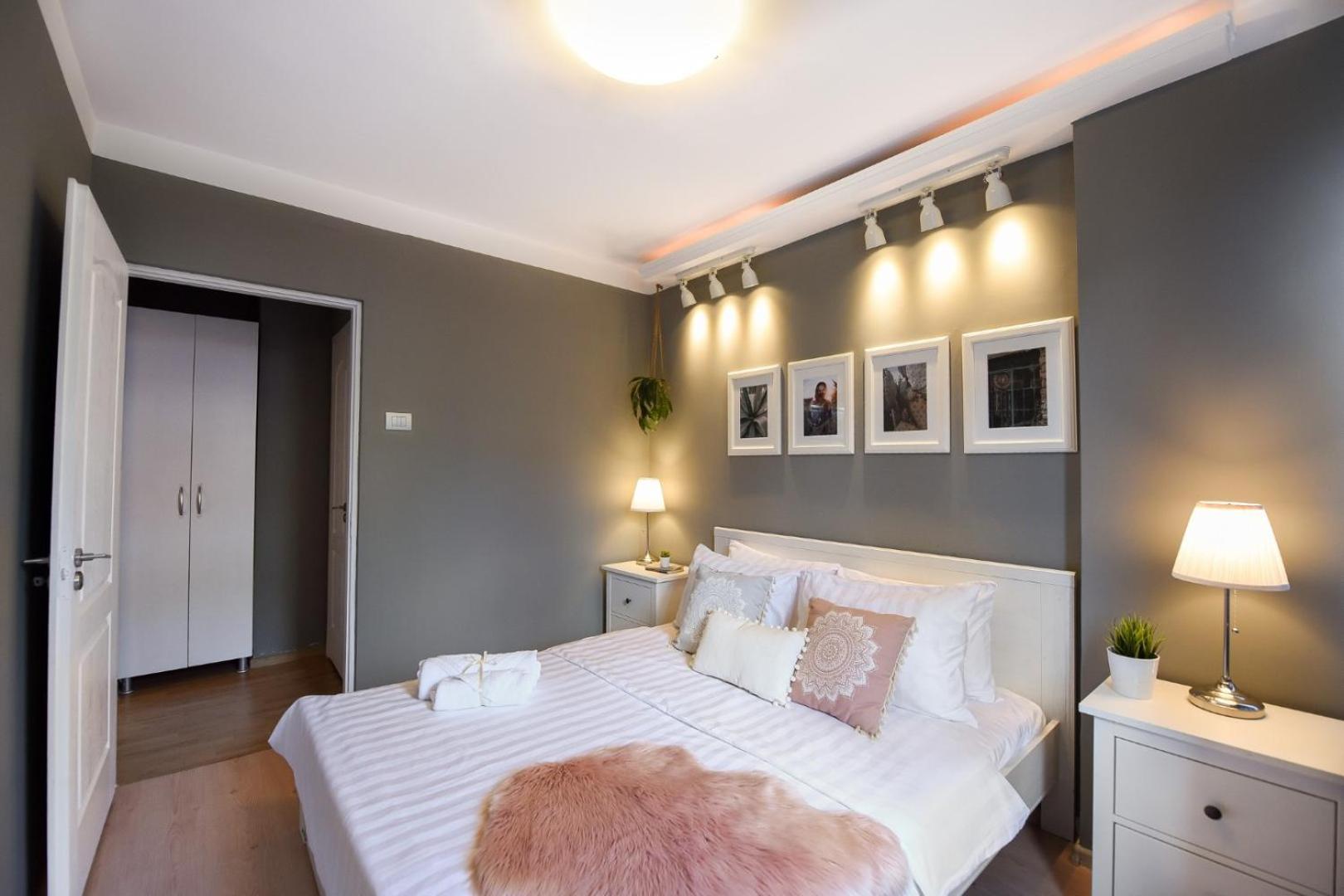 Downtown Oasis: Central Apartments With Cozy Charm Bukarest Szoba fotó