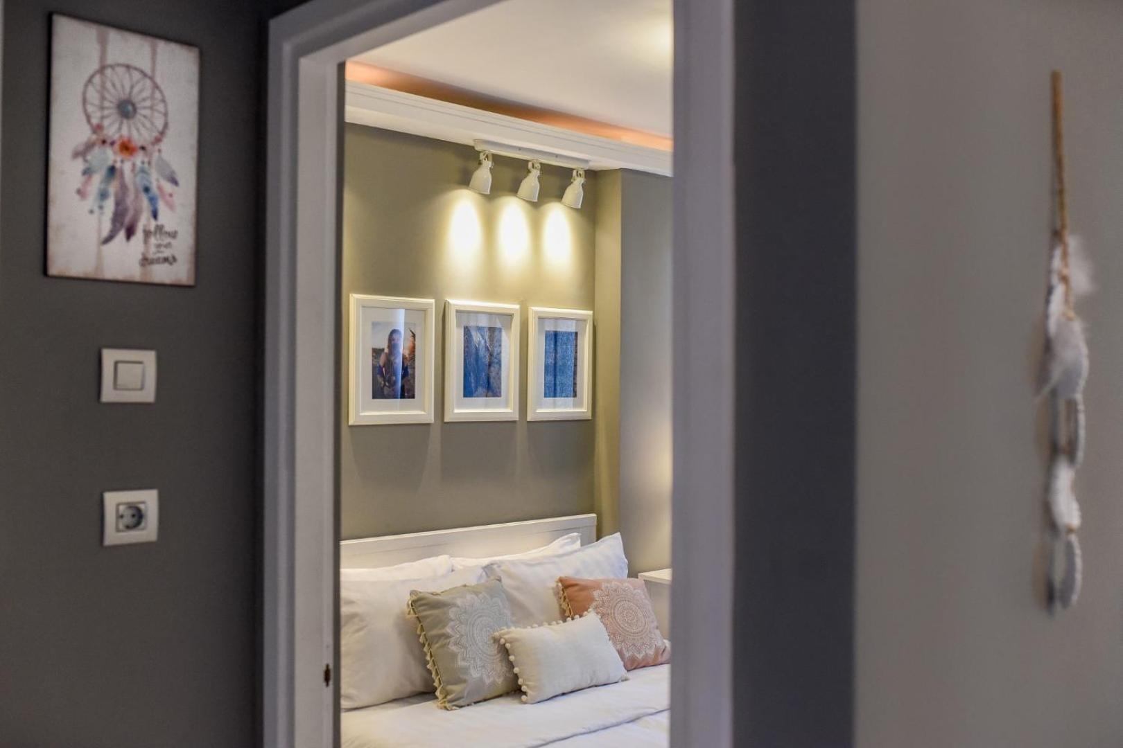 Downtown Oasis: Central Apartments With Cozy Charm Bukarest Szoba fotó